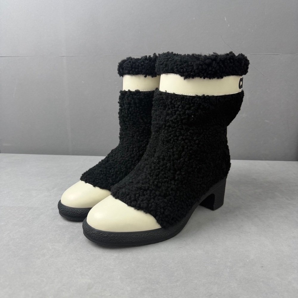 🔥steal authentic CHANEL Black and Cream Winter Boots